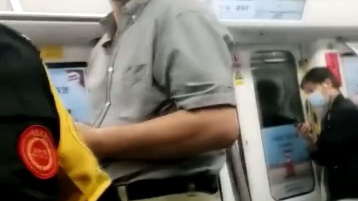 What’s the logic? Do Chinese passengers really have to give up their seats for foreigners? Netizens 