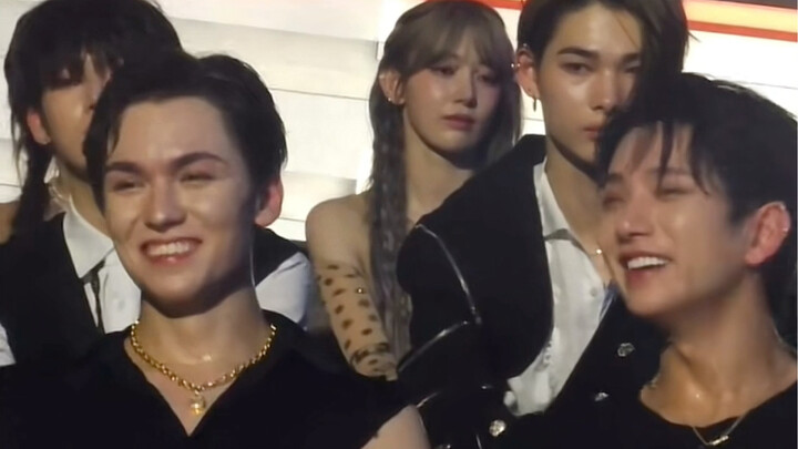 Vernon dan Joshua asyik ngobrol di depan, hahaha, sementara Kak Cun di belakang sampai ketawa mati-m