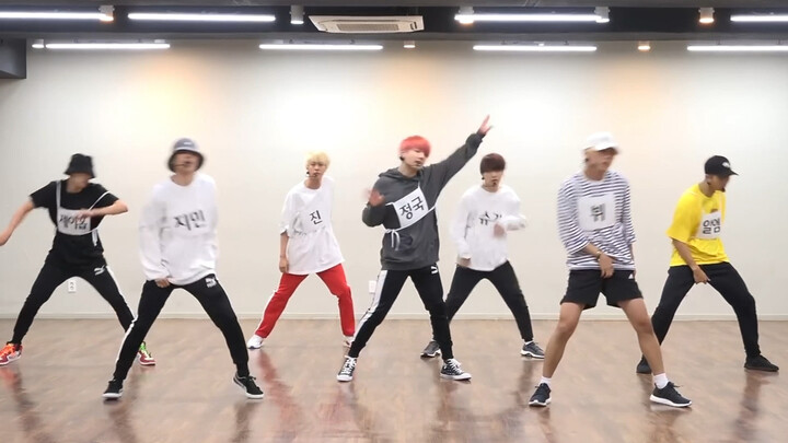 Lead vocalist Jeongguk sings and dances with the mic fully open even during practice sessions🎤 He’s 