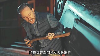 Seorang pria sengaja memercikkan air ke jalan untuk menciptakan adegan kecelakaan mobil!