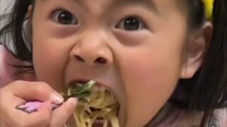 家里有个干饭宝宝是什么感觉，观看时请注意不要“哈哈哈哈哈哈”，干饭迅猛龙 网友晒上幼儿园的弟弟拿到的奖状。幼儿园奖状，可爱到爆炸