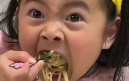 Cảm giác thế nào khi nhà có một "bé ăn dẻo"? Khi xem, hãy chú ý đừng "haha haha haha" nhé! Velocirap