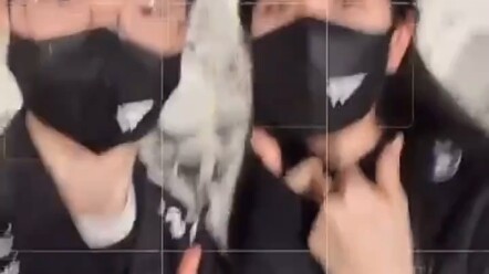 A beautiful fan invited Faker to take a photo and make a heart sign—how would you rate Faker’s heart