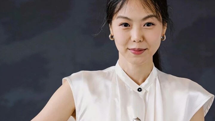 Có nếp nhăn, có tóc bạc, nhưng bạn không thể ngừng nhìn cô ấy