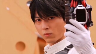 أخي يحاول أن يلعب مع أخي الصغير