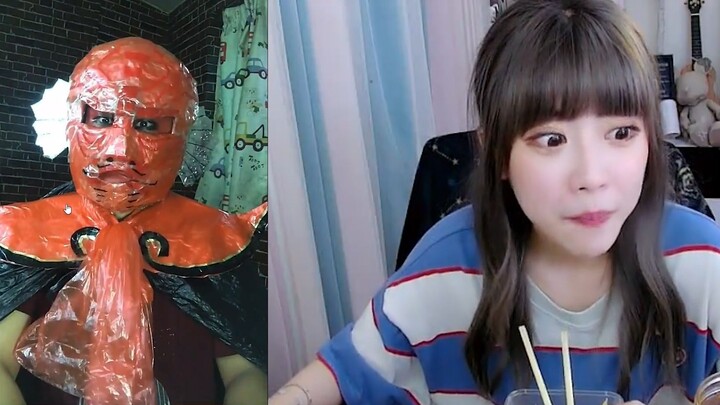 Zhou Shuyi menonton klip kocak karya Fang Wenshan sambil makan, dan pada segmen “Ayam Kecil” ia ditu