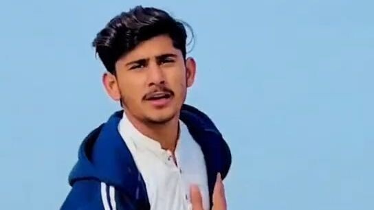 Teri aankhon se hui yaariyaan Chalte-chalte yun hi