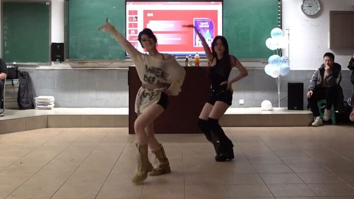 حفل رأس السنة في المدرسة الثانوية: المدرسة مَدينة لكما بمسرح كبير في المنطقة!