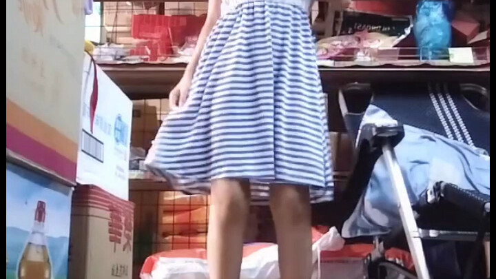 A middle school girl happily dances on her weekend～～