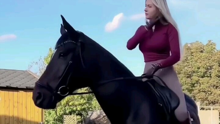 สาวเยอรมันนักขี่ม้า