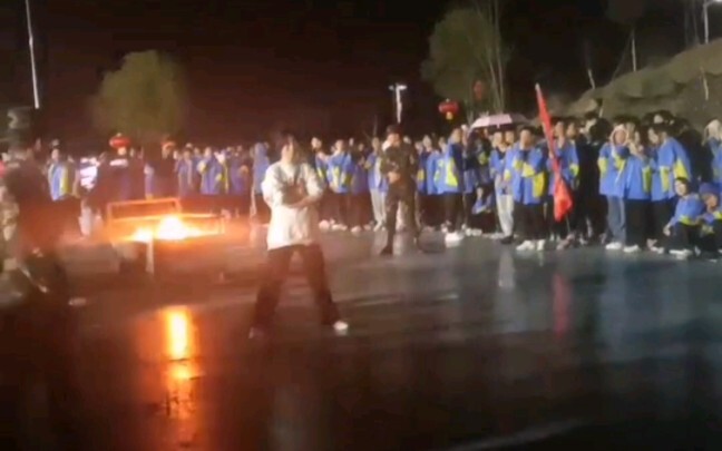 跳这舞就是得自信/初中生在操场上跳安踏罚酒