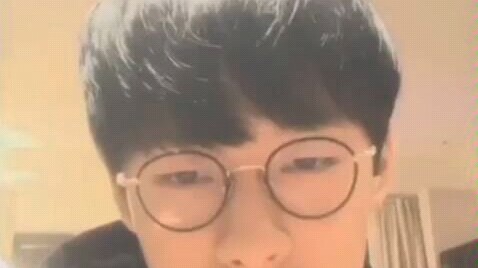 When other artists hear "Mom loves you," they usually blush shyly, but Zhang Yujian responds with "I