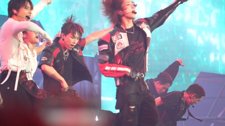 Đồng đội đều lười biếng, chỉ có Văn Tuấn Huy là người nhảy power dance thực sự