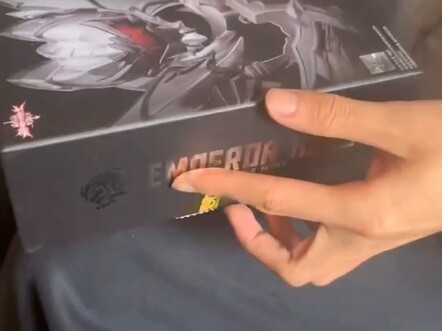 Kaisar Kegelapan telah hancur. Dia telah bertemu seorang guru. Dia seorang pesulap sungguhan.