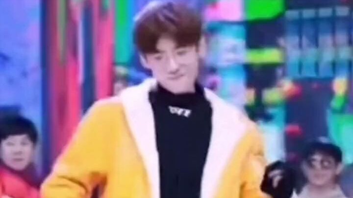 白白几年前跳舞VS去年跳舞，怎么办逐渐沙雕