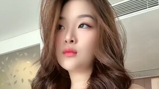 Tatapannya Kayak Lagi Di-filmkan / Her Glance Feels Like a Movie Scene