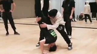 الحلقة السادسة الأحدث من EXO، لقطات من كواليس استوديو التمارين لألبوم OBSESSION تُكشف للجمهور! التحض