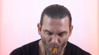 يوجيرو يتذوق الوجبات الخفيفة