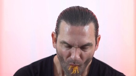 يوجيرو يتذوق الوجبات الخفيفة