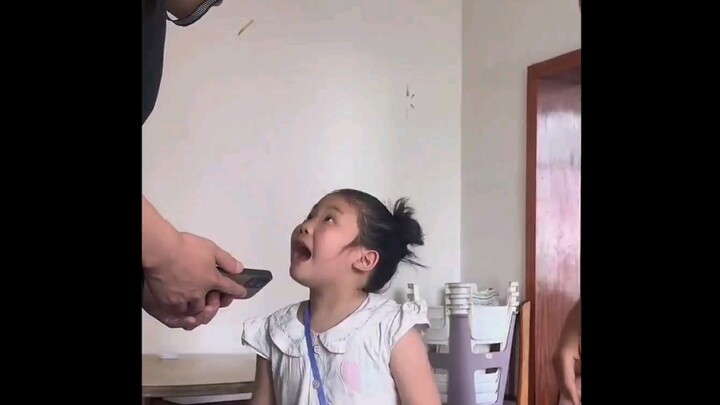 女儿用她的自信可爱照亮了爸爸无声的世界