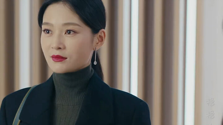 Cô gái vừa vào công ty đã không tôn trọng sếp, lại còn tranh giành khách hàng với sếp; ngay giây sau