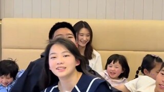 9个孩子的妈妈晒自己全家福，今年还准备拼一把再生一个！！