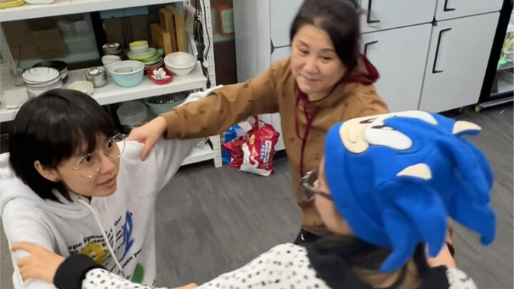 Haven’t hung out with Mom Mo in ages—gimme a hug!