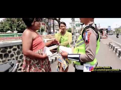 Video Lucu ! Mbak-Mbak di Kendal Ini Maunya Ditilang Polisi Ganteng