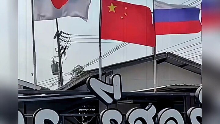 “Yêu cầu duy nhất khi đến đây là phải yêu cầu ông chủ treo quốc kỳ của chúng tôi cao lên một chút!!!