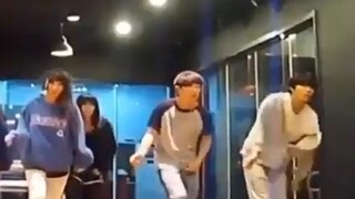 【Jin Tingyou】Xiao Jiu's limbs were even more chaotic than his facial features before debut,