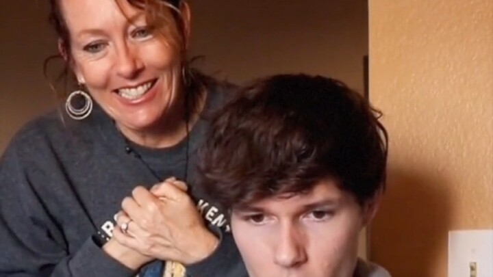 和妈妈一起等待大学录取结果