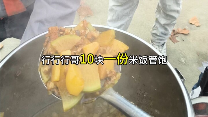 بَيْعُ أرز باللحم المنقوع أمام بوابة موقع البناء، ونفاذ الكمية خلال عشر دقائق فقط.