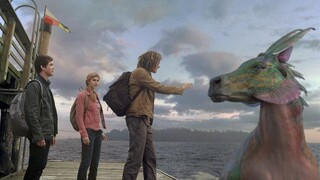 شاب أحادي العين يمتلك دمًا من سلالة الآلهة؛ فما إن يُدخل يده في البحر حتى يتمكن من استدعاء وحوش إلهي