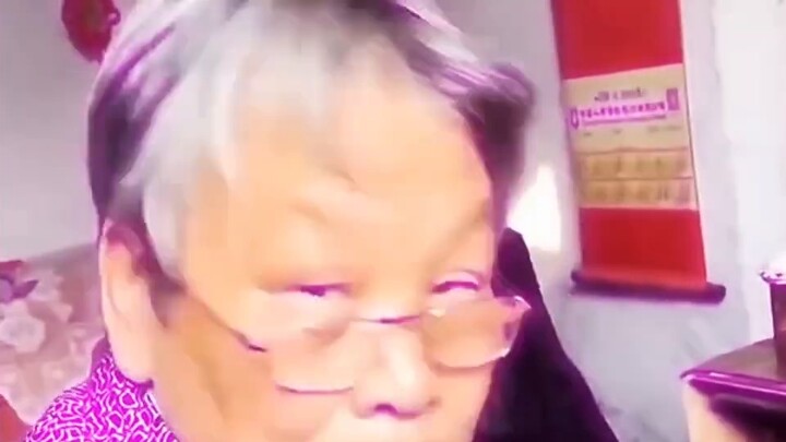 Seorang gadis yang tiga tahun lebih tua dari suaminya memegang batu bata emas———Video lucu