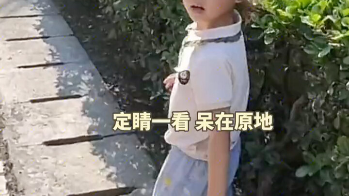 Người cha đi làm xa lặng lẽ về nhà, gặp con gái 6 tuổi dưới chân tòa nhà – anh muốn tạo bất ngờ cho 