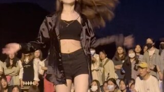 女大学生跳韩舞，跳高兴了直接脱外套！