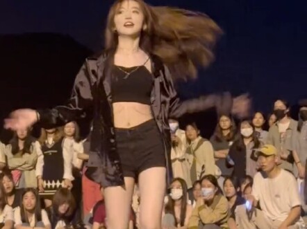 女大学生跳韩舞，跳高兴了直接脱外套！
