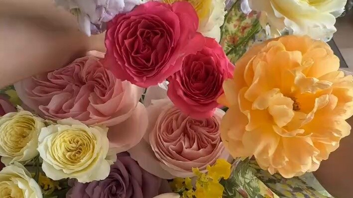 متجر زهور في هانغتشو｜ درس تكوين باقة زهور على شكل حقيبة مزودة بذراعين للاحتضان في حديقة ربيعية غامرة