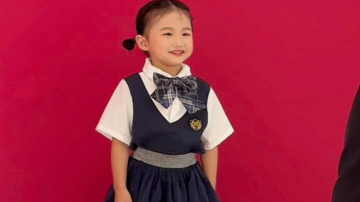 Brothers and sisters, come and help me choose which of my kindergarten photos looks better.