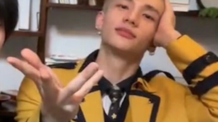 قبلًا لوك سونغ-جايه يتكلم الصينية، وبعده هوانغ هيون-جين يتكلم الكانتونية... ما إن فتحا فاهيهما حتى ا