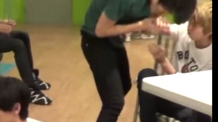 Comforting Xiao Ba with kisses? This trick works for me too—haha, I was right all along; Junni is al