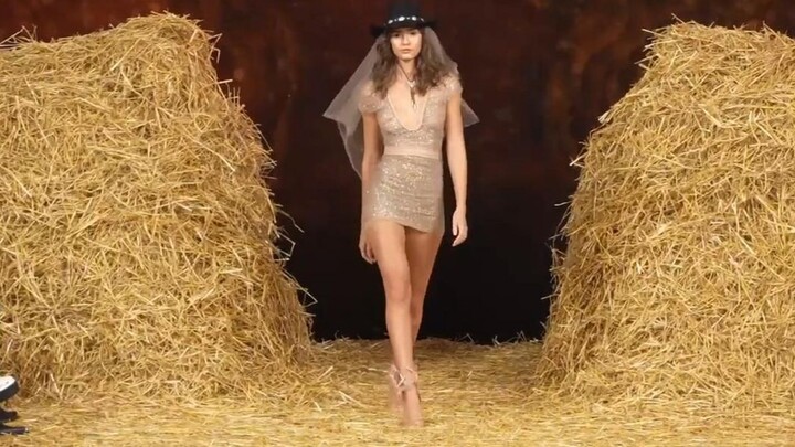 Vẻ đẹp đến nghẹt thở! Show catwalk của siêu mẫu chân dài với quần siêu ngắn: Mỗi bước đi đều như đạp