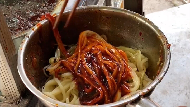 没有招牌的凉皮小店，老大爷捏一点点香椿就香飘好远，6元一碗这味道是独一档，裹满辣椒油好吃还顶饱