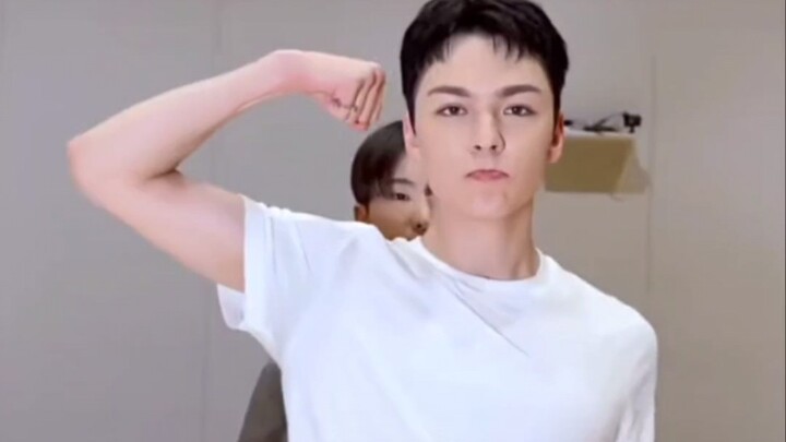 ฉันคิดถึงเสื้อยืดสีขาว เสื้อโปโลสีดำ และหมวกขนสัตว์...