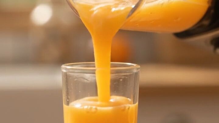 Making_miniature_orange_smoothie