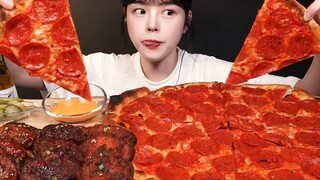 【Boki 中字】超级大的意大利辣香肠披萨吃播！！