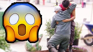 ศรัทธาในมนุษยชาติได้รับการฟื้นฟู เพียงเพื่อหัวเราะมุข