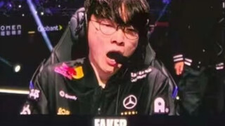 لقد رأيت من يبكي بسبب فاكر، ومن يرتجف يده بسببه، ومن يضحك بسببه، وهذه المرة الأولى التي أرى فيها شخص