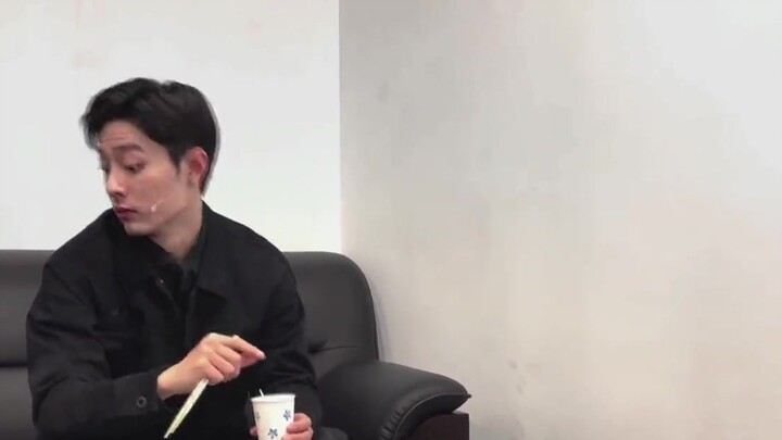 Who wouldn't envy the good relationship between Xiao Zhan and his staff?