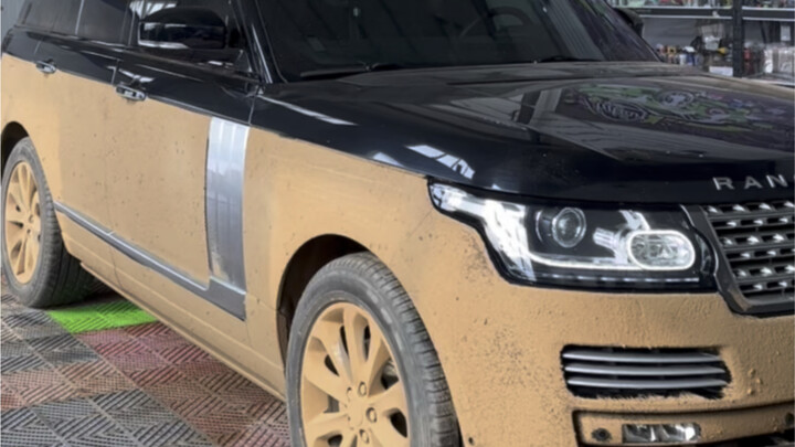 Bên ngoài không cho rửa chiếc xe này, Range Rover hai tông màu, đành phải tự mình rửa luôn, vừa rửa 